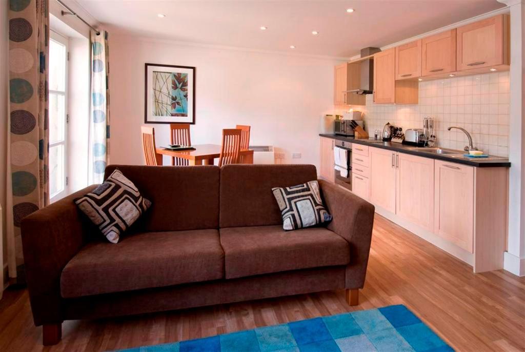 Your Space - Manor House Apartemen *